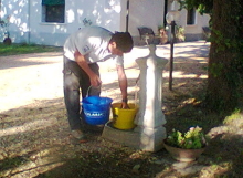 Agriturismo Al Giuggiolo - Con i pescatori la nostra fontana fa il suo dovere!