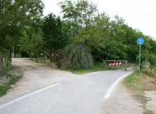 Pista ciclabile di fianco all'entrata dell'agriturismo Al Giuggiolo